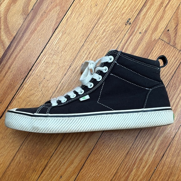 Cariuma Black and White Unisex High-Top Sneakers - Picture 3 of 6